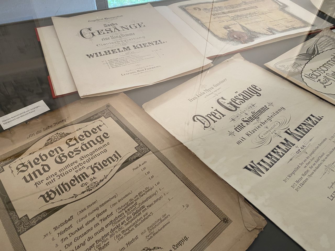 Blick in die Vitrine